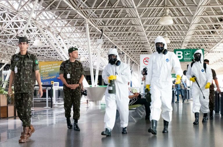 As crises sanitárias representam ameaças significativas para a saúde global, afetando desproporcionalmente populações vulneráveis.