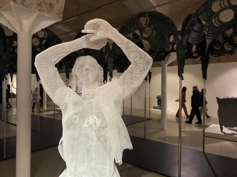 Arte Contemporânea no Século XXI: Entre a Criatividade Humana e a Revolução Digital